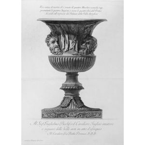 Vaso antico di marmo che è ornato di quattro Maschere