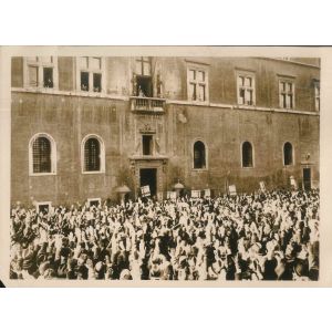 Etudiants Romaines à Rome (Mussolini Speaking from Palazzo Venezia)
