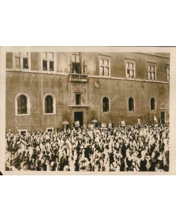 Etudiants Romaines à Rome (Mussolini Speaking from Palazzo Venezia)