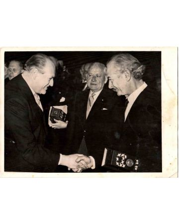 Nobel Prize dedication in which King Olav shake hands with Prof Pauling